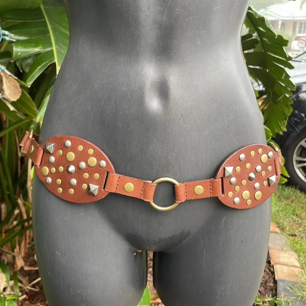 Oval disc and studs chain belt